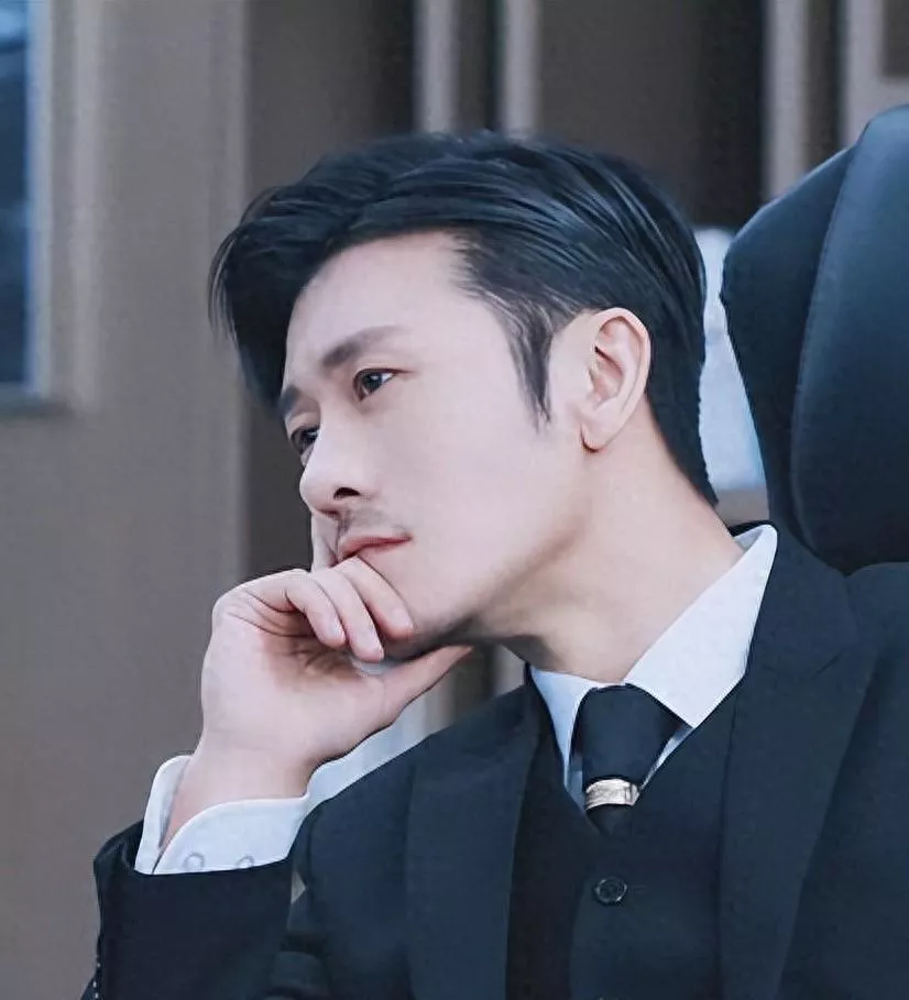 亲妈是导演，干妈是导演，20年都捧不红他