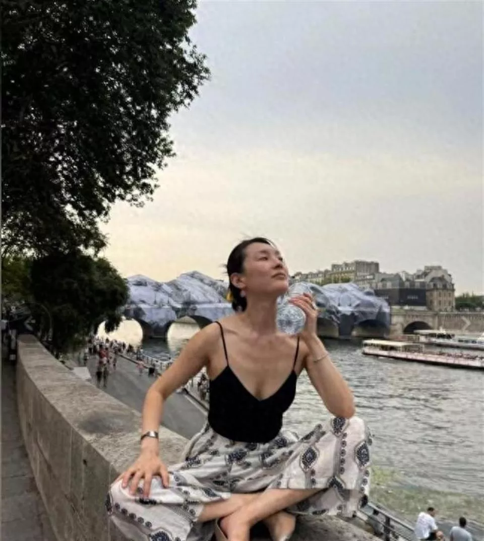 她是大家熟悉的演员，不拍戏在法国洗碗谋生