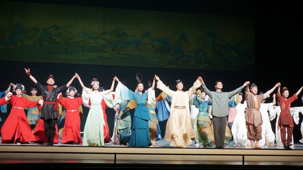 中国东方演艺集团舞蹈诗剧《只此青绿》近日在台上演，图为7月2日《只此青绿》台湾首...