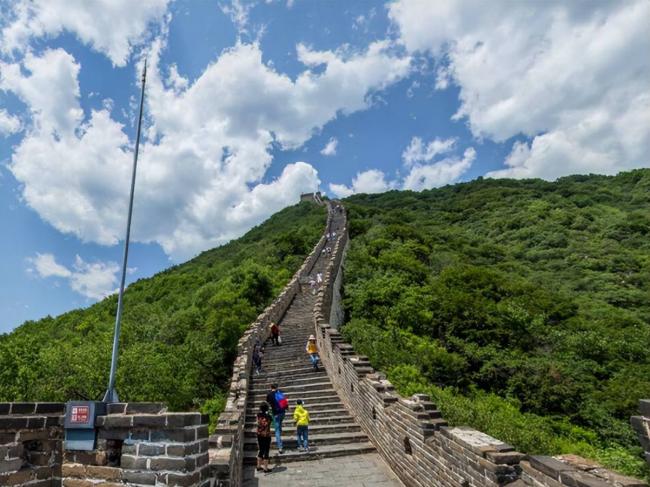 骂完同胞后，对着老外笑：北京导游事件后续来了