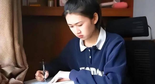 从工厂女工到世界冠军，00后女孩逆袭成人生赢家