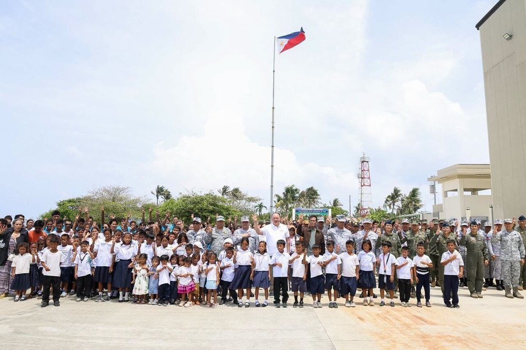 菲律宾防长铁欧多洛(Gilberto Teodoro)13日登上中业岛参加南海仲... 菲律宾防长铁欧多洛(Gilberto Teodoro)13日登上中业岛参加南海仲...