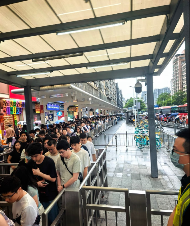 等待安检的人潮排到车站外。 (图撷自微博)
