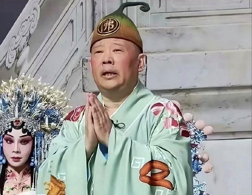 大陆著名相声演员郭德纲图在湖北武汉演出京剧《济公活佛》期间,改编红歌-抗日电影《... 大陆著名相声演员郭德纲图在湖北武汉演出京剧《济公活佛》期间,改编红歌-抗日电影《...