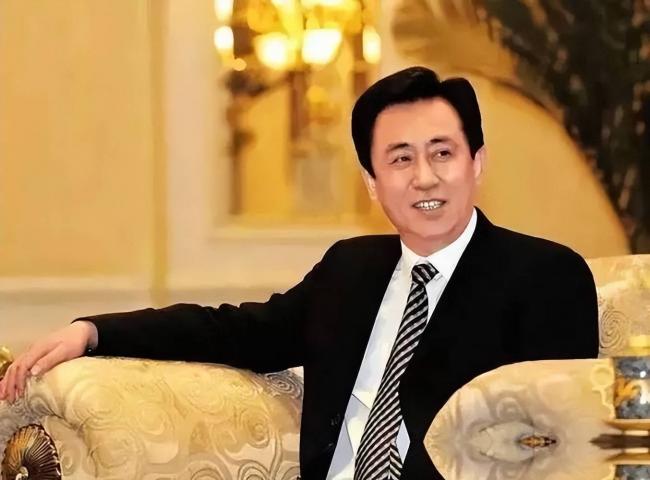 他是许家印亲哥 “寄生式”致富 如今成老赖