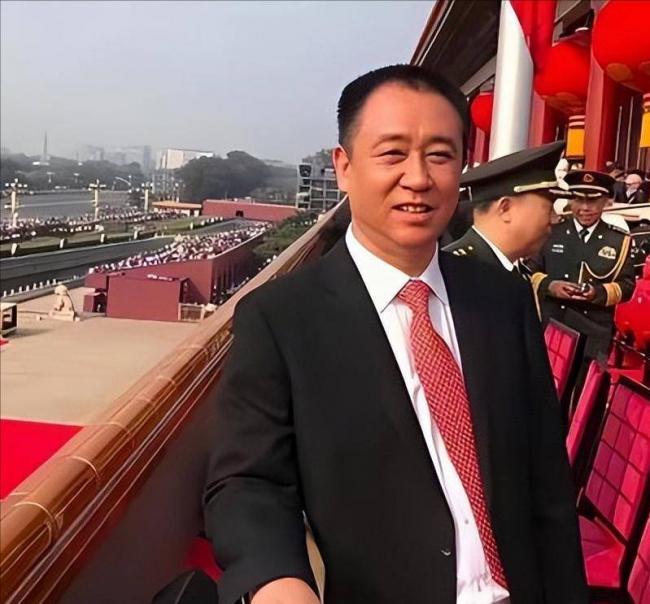 他是许家印亲哥 “寄生式”致富 如今成老赖