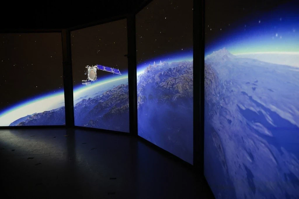 美國甘迺迪中心於2025年3月28日展出NASA衛星數據所創作的藝術裝置。（資料照片/法新社）