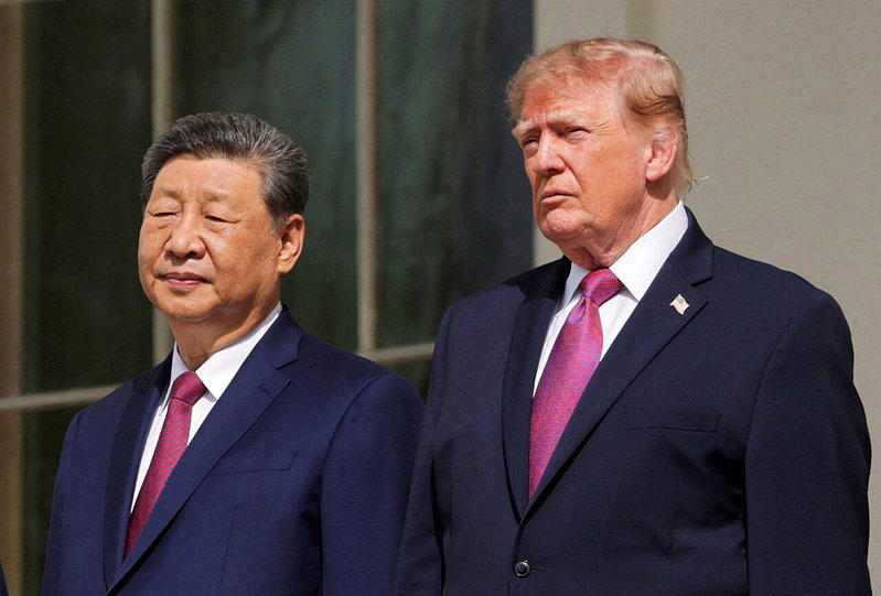 中国国家主席习近平（左）9月24日与美国总统川普（右）在白宫阳台检阅仪队。（路透...