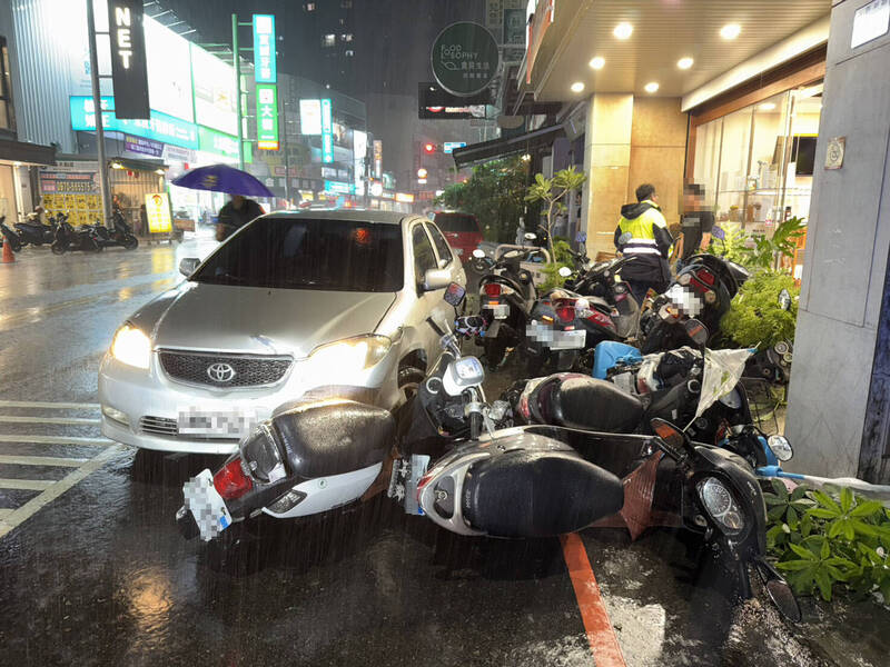 庄男毒驾撞倒路边整排汽机车。（民众提供）