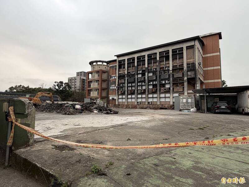 两间传出火灾的业者及地主事后后清理火场(见图),对赔偿校方完全冷处理,新北市政府恐面临求偿无门,教育局、校方不放弃对无良业者求偿。(记者吴仁捷摄) 两间传出火灾的业者及地主事后后清理火场(见图),对赔偿校方完全冷处理,新北市政府恐面临求偿无门,教育局、校方不放弃对无良业者求偿。(记者吴仁捷摄)
